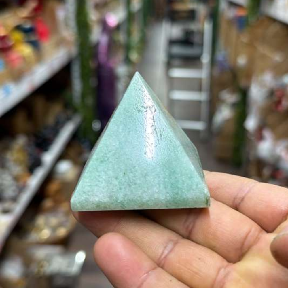 Green Aventurine Pyramid – Healing & Emotional Balance Crystal for Luck & Harmony